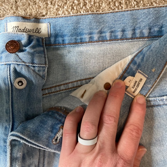 Madewell Relaxed Denim Shorts in Cedarcroft Wash - Picture 3 of 4